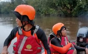 Asyik Berenang di Pinggir Sungai Siak, Bocah 11 Tahun Terseret Arus