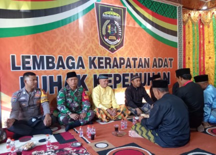 Bersama Tokoh Adat Luhak Kepenuhan, TNI/Polri Wujudkan Pilkada Damai 2024