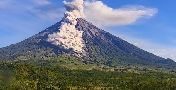 Pagi ini Gunung Semeru Kembali Erupsi, Kolom Abu Capai 1 Km