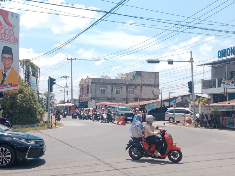 Bayar Parkir Hingga Rp50.000, Pengunjung Pacu Jalur Teluk Kuantan Garuk-garuk Kepala