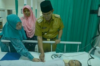 Bupati Wardan Bersama Ketua K3S Inhil Besuk Pasien Balita Penderita Infeksi Otak di ICU
