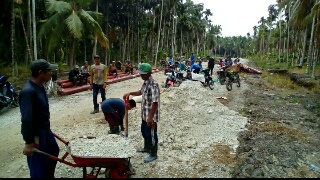 Tembuskan Badan Jalan Enok-Benteng, Rosman Sumbangkan 5 Tronton Pasir dan Batu