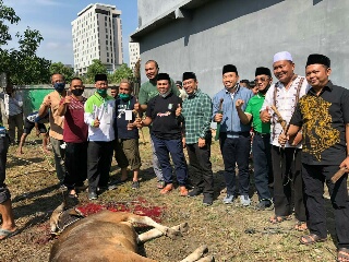 Bakal Calon Bupati Rokan Hulu Hafith Syukri Ikuti Penyembelihan Sapi Kurban di DPW PKB Riau 