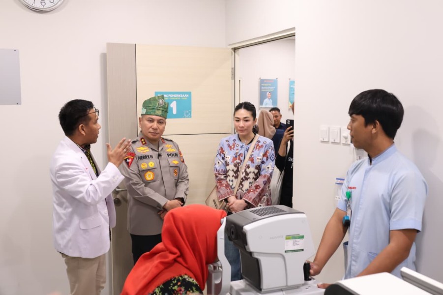 Kolaborasi Kemanusiaan, Polda Riau Fasilitasi 310 Warga Ikuti Operasi Katarak Gratis