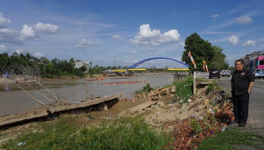 Tinjau Jalan Longsor di Rengat, SF Hariyanto Langsung Berikan Solusi