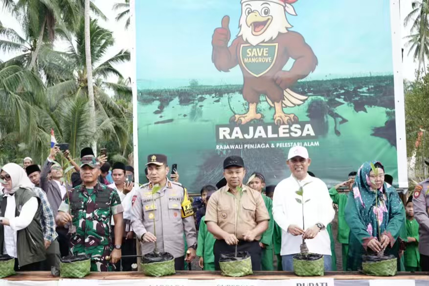 Peringati Hari Mangrove Sedunia, Tokoh Nasional dan Daerah Tanam Mangrove di Pesisir Inhil