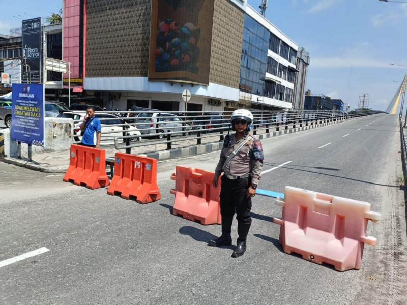 Genangan Air Tinggi, Polisi Tutup Sementara Jalan Jembatan Siak IV