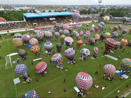  Balon Udara Warna Warni Diterbangkan di Stadion Hoegeng, Festival Disambut Ribuan Masyarakat
