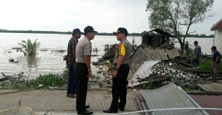  Kapolres Inhil Tinjau Lokasi Longsor