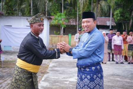 Bujang Kampung Berbari Salurkan Bantuan Beras Kepada Keluarga Tidak Mampu