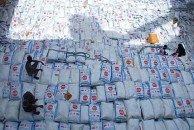 Unjukrasa Petani Tebu Hamburkan Gula di Depan Kantor Dinas Koperasi