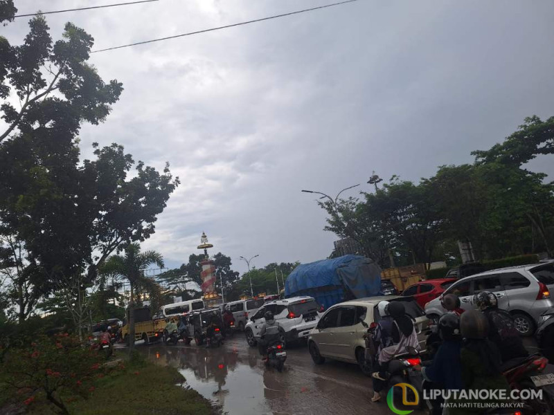 Weekend Disertai Hujan, Ruas Jalan Di Sekitar Tugu Songket Pekanbaru Macet Parah
