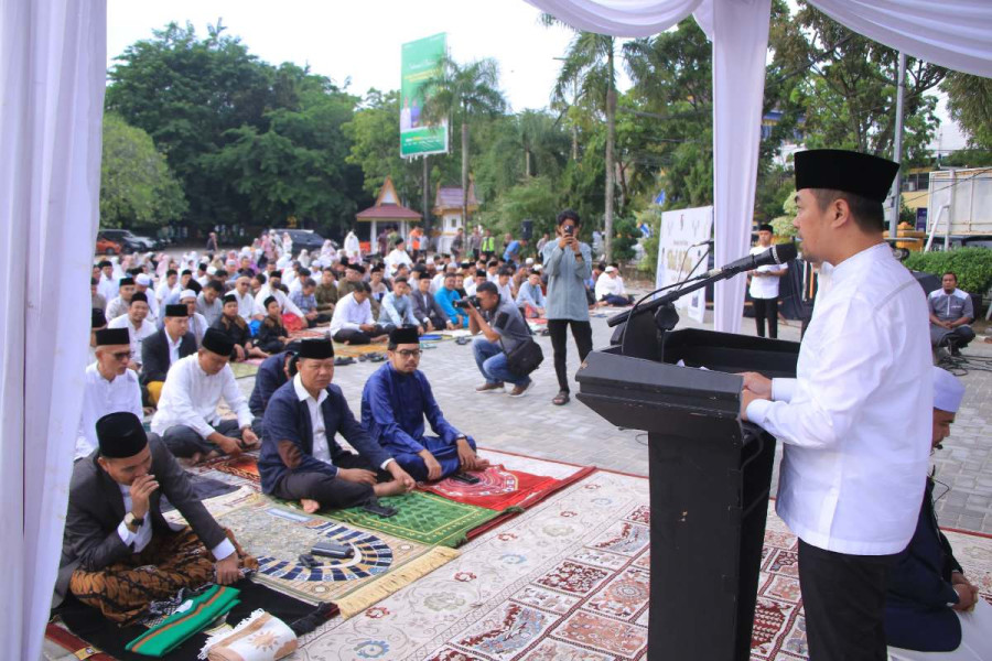 Pj Risnandar Ikuti Sholat Ied di MPP, Pemko Pekanbaru Potong 32 Hewan Kurban