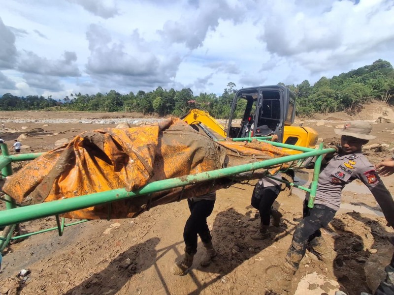 Brimob Polda Riau Temukan Jasad Ibu dan Anak yang Tertimbun akibat Banjir Bandang di Agam