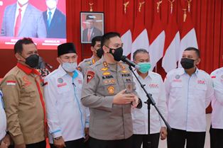 Serahkan Bantuan Kapolri, Kapolda Riau Irjen Moh Iqbal: Ini Perhatian Pak Kapolri Untuk Teman Teman Buruh