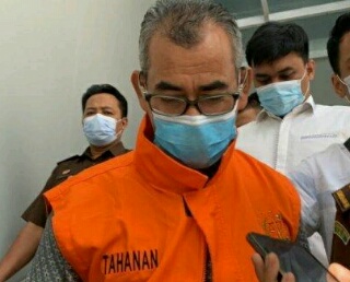 Kenakan Rompi Orange, Mantan Bupati Kuansing Riau Ditahan Jaksa