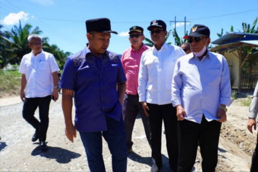 Gubri Wahid Benahi Ruas Jalan di Rohil, Warga: Baru Kali Ini Ada Gubernur Cepat Tanggapi Keluhan