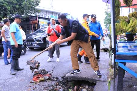 Pj Wako & Sekda Kota Pekanbaru Isi Hari Libur dengan Gotong Royong, Begini Respon Warga