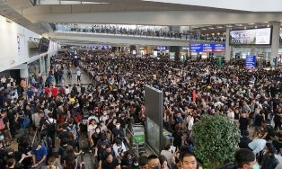Ribuan Massa Pendemo Padati Bandara, Penerbangan Di Hongkong Dibatalkan