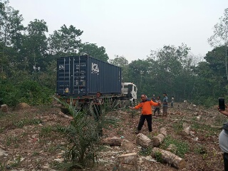 Rem Tak Berfungsi, Mobil Kontainer Tabrak Warung Tenda Biru & Masuk Jurang 