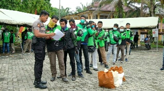 Polda Riau Bagikan Paket Sembako untuk Masyarakat Terdampak Wabah COVID-19