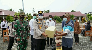 Kunjungi Kampung Paling Pesisir, Kapolres Siak & Bupati Awasi Pelaksanaan Vaksinasi 