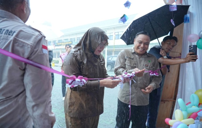 Meski Kehujanan, Bupati Afni Tak Surut Buka Kompetisi Gema Pros Tingkat SMP Se-Kabupaten Siak