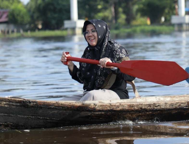 Tutup Lomba Dayung Tradisional, Bupati Afni Arungi Sungai Siak