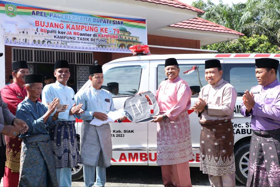 Tingkatkan Pelayanan Kesehatan Bagi Masyarakat, Alfedri Serahkan Mobil Ambulance