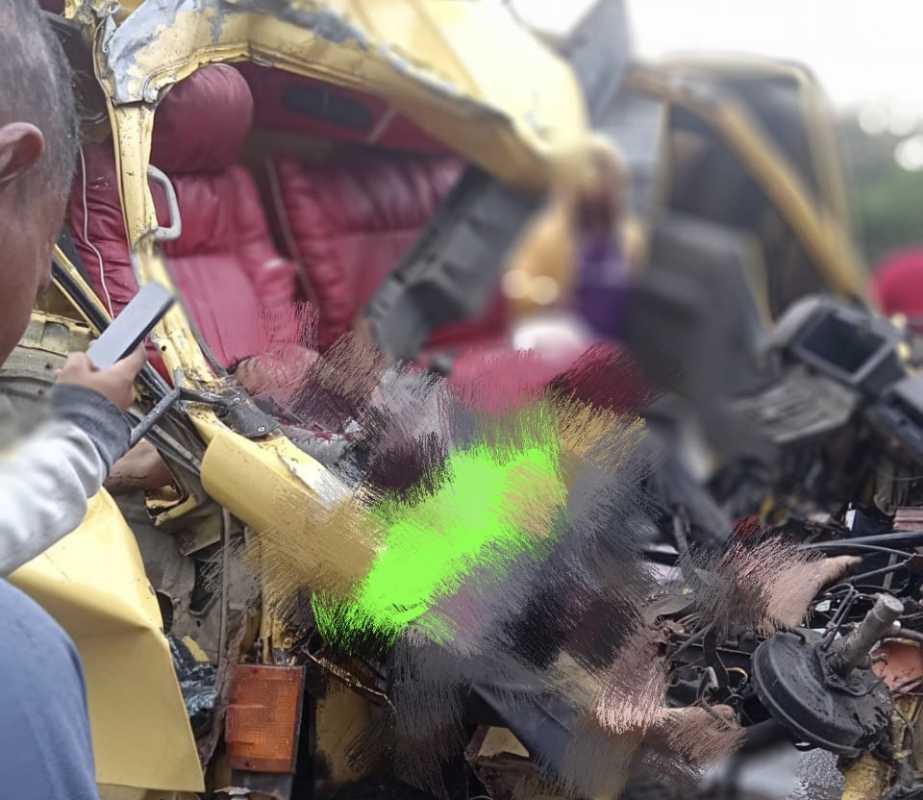 Tabrak Mobil Lagi Parkir, Supir Truck Tewas dengan Usus Terburai