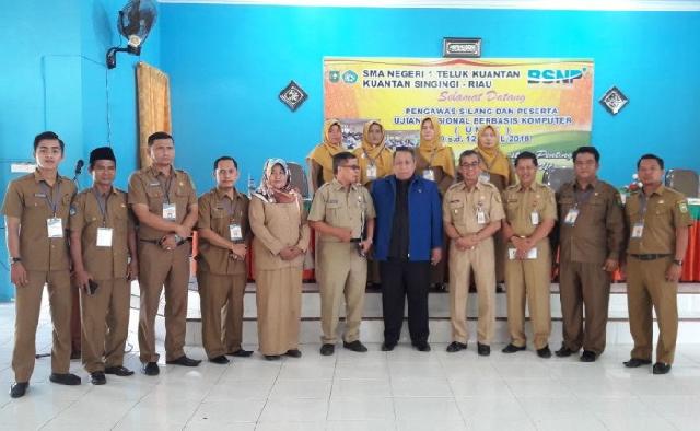 Ditinjau Bupati Mursini, UNBK Hari Pertama di Kuansing Berjalan Lancar