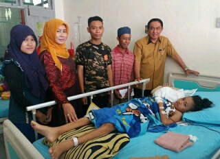 Bupati Inhil dan Istri Jenguk Annisah, Bocah 11 Tahun Penderita Tumor Ganas