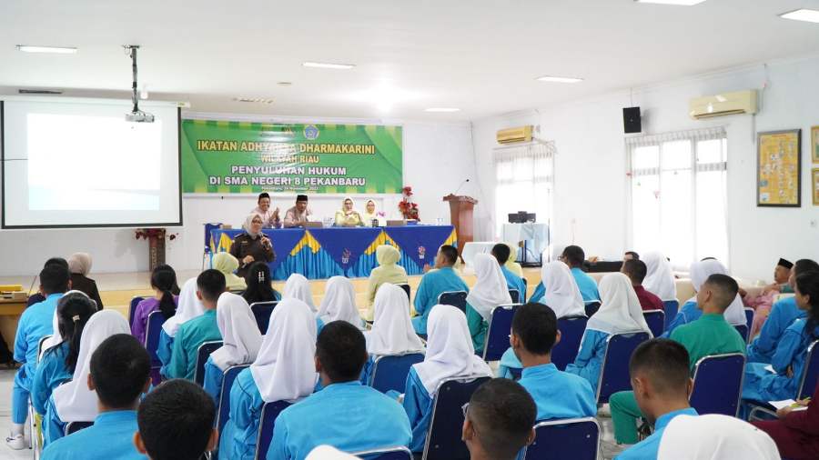Ikatan Adhyaksa Dharmakarini Riau Berikan Penyuluhan Hukum di SMAN 8 Pekanbaru