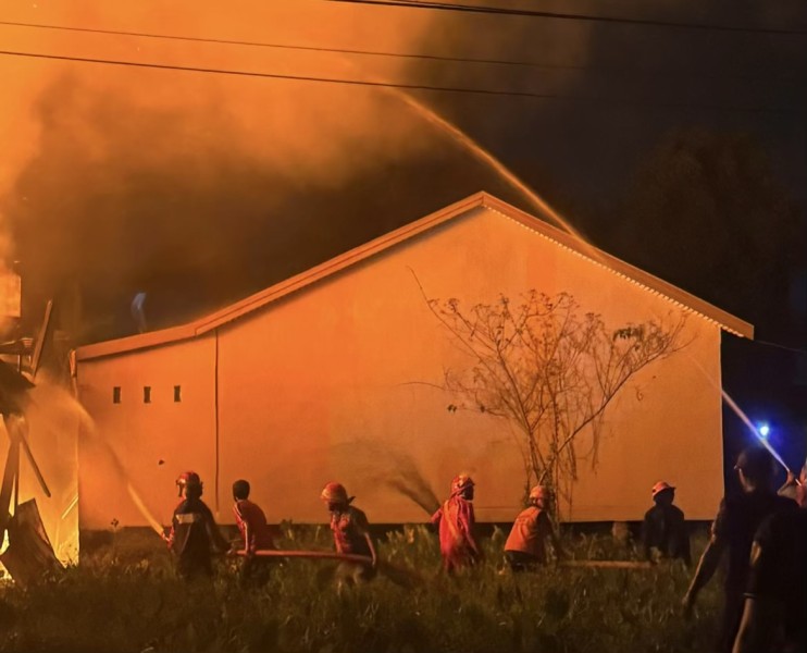 Dua Bangunan Terbakar di Tembilahan, Api Diduga Berasal dari Dapur Kafe