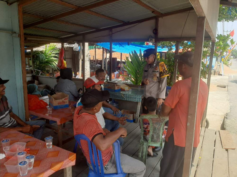 Melalui Patroli Rutin, Polsek Tembilahan Hulu Sambangi Desa Pulau Palas Wujudkan Pilkada Damai