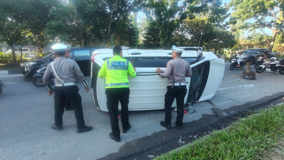 Supir Mengantuk, Mobil Avanza Tabrak Pohon di Jalan Arifin Ahmad Pekanbaru hingga Terbalik