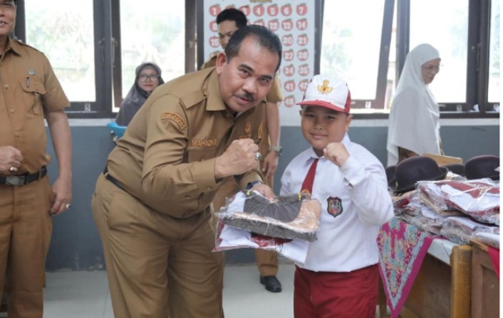 Puluhan Pelajar di Sungai Apit Terima Seragam Gratis, Sekda Mahadar: Dapat Meringankan Beban Orang Tua