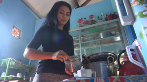 Pesinetron Andita Lela Karlita Pilih Jualan Kopi di Kampung