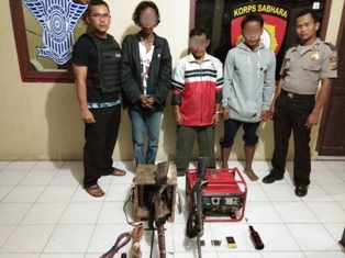  Orang ini Tidak Hanya Pasang Aliran Listrik, Saat Digeledah Juga Ditemukan Senjata dan Amunisi