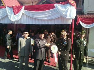 Hadiri Apel HUT Bhayangkara ke-71, Bupati Wardan Serahkan 2 Mobil Tunjang Operasional Polres