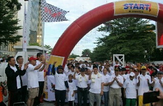 Gubri Lepas 700 Peserta Jalan Sehat iB Vaganza di Halaman Bank Riau Kepri