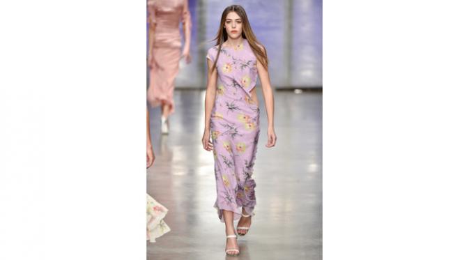 Aksi Putri Sylvester Stallone di London Fashion Week Fall