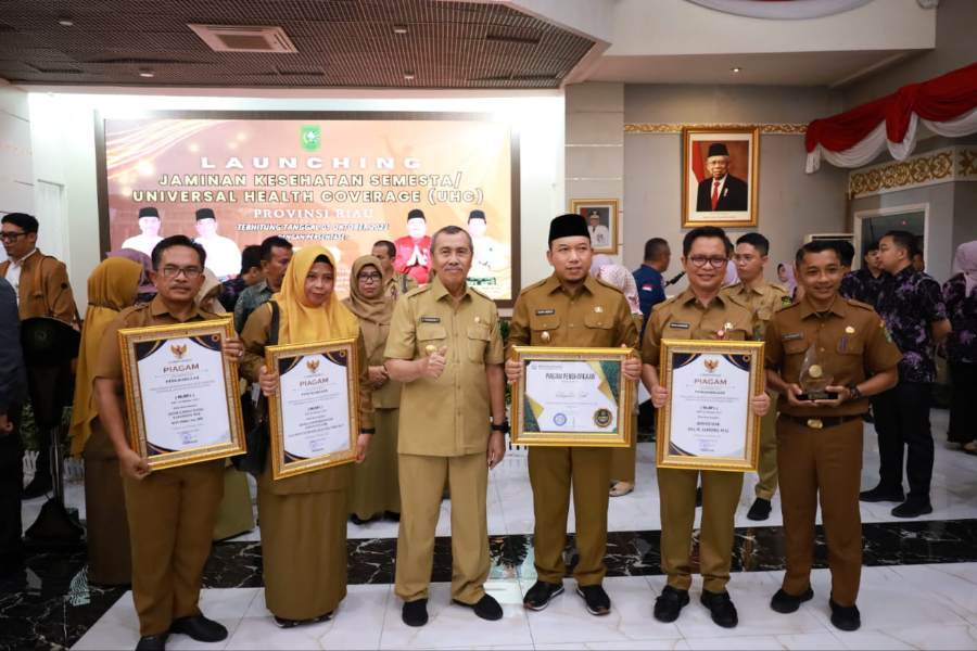 Target UHC Siak Tercapai, Bupati Siak Terima Penghargaan Dari BPJS Kesehatan