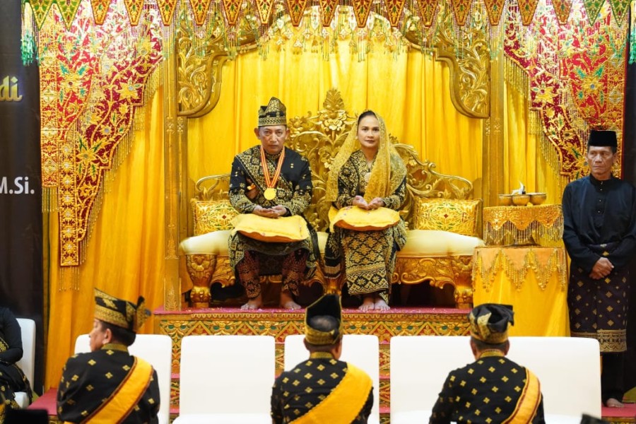 Kapolri Terima Anugerah Adat Ingatan Budi dari LAM Riau