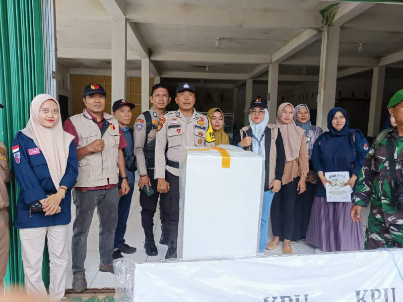 Polsek Tempuling Laksanakan Pergeseran dan Pengamanan Logistik Pilkada 2024 ke TPS-TPS