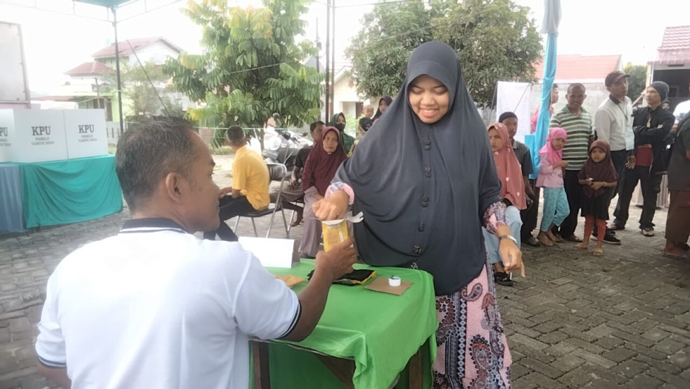 Unik, TPS 01 Kelurahan Sialang Rampai Bagikan Coklat ke Masyarakat Usai Coblos