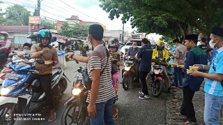 'Sikoci Fraksi Wareh' Berbagi Bingkisan Takjil Buka Puasa