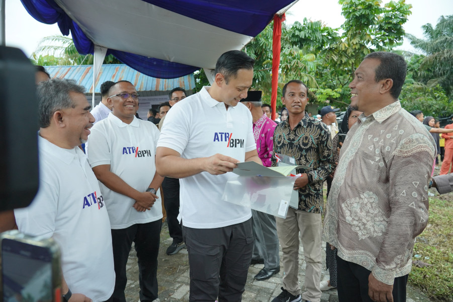 Menteri AHY Serahkan Sertifikat Tanah di Pekanbaru, Warga: 17 Tahun Kami Menunggu