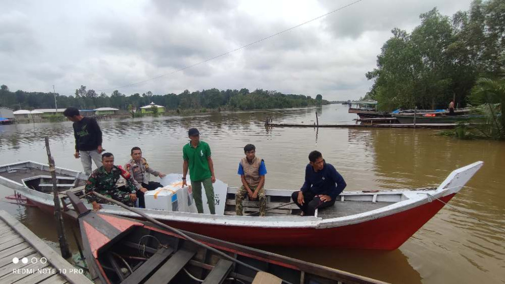 Personil BKO Polairud Polres Inhil Lakukan Pergeseran Logistik Pilkada di Dusun Sungai Hukum