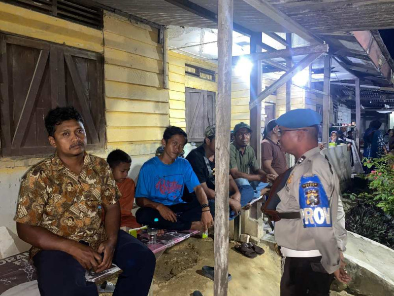 Meski Malam Hari, Polsek Kandis Tetap Sambangi Masyarakat Sampaikan Pesan Pilkada Damai 2024